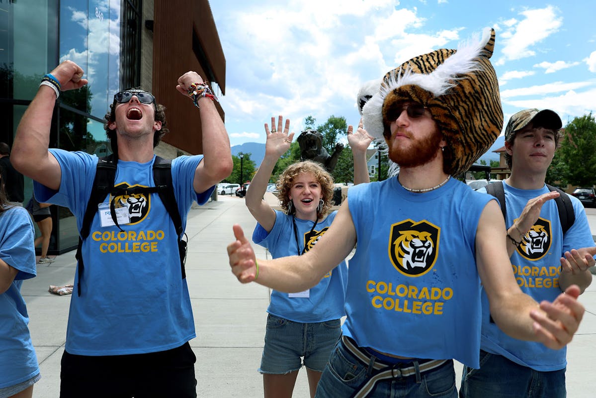 A welcome tunnel is formed by 150 returning students to welcome incoming first-year students. Photo by Jamie Cotten / Colorado College